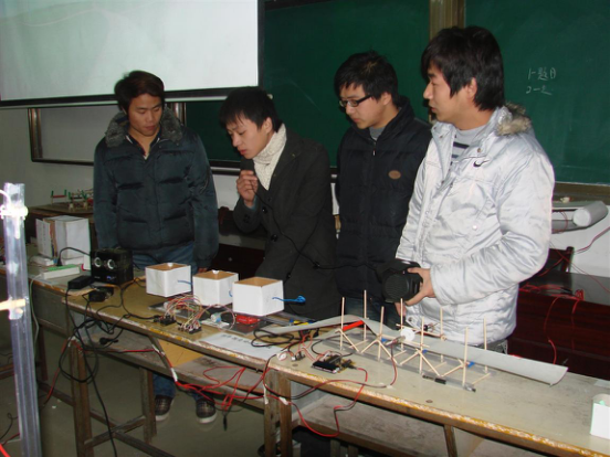 注重毕业生毕业设计的教学改革,图为学生在对毕业设计作品之一进行演示和介绍