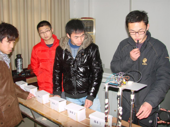 注重毕业生毕业设计的教学改革,图为学生在对毕业设计作品之一进行演示和介绍